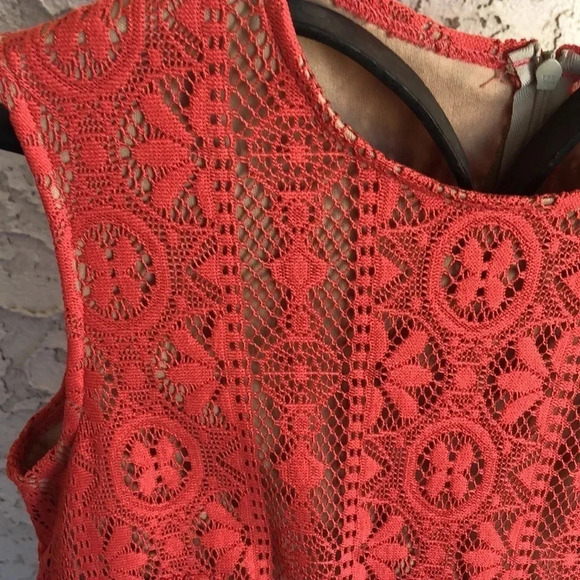 Pineapple clothing lovely lace effect overlay dress. Size small. - Picture 4 of 10